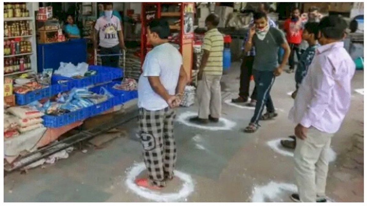 इंदौर में आज से किराना, फल और सब्जी की दुकानें खुलेंगी, हाईकोर्ट के आदेश पर मिली छूट इंदौर में आज से किराना, फल और सब्जी की दुकानें खुलेंगी, हाईकोर्ट के आदेश पर मिली छूट