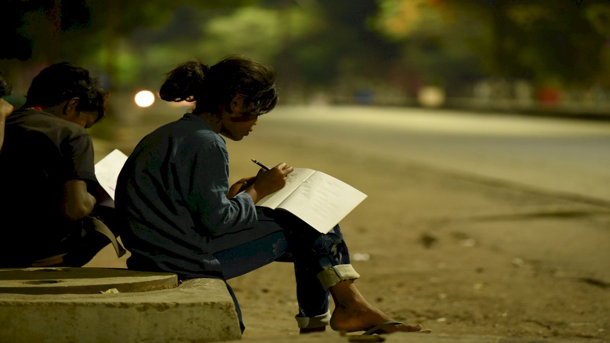 1 अप्रैल से अब तक 577 बच्चे हुए अनाथ, मंत्री स्मृति ईरानी ने अनाथ बच्चों की मदद का दिया आश्वासन 1 अप्रैल से अब तक 577 बच्चे हुए अनाथ, मंत्री स्मृति ईरानी ने अनाथ बच्चों की मदद का दिया आश्वासन