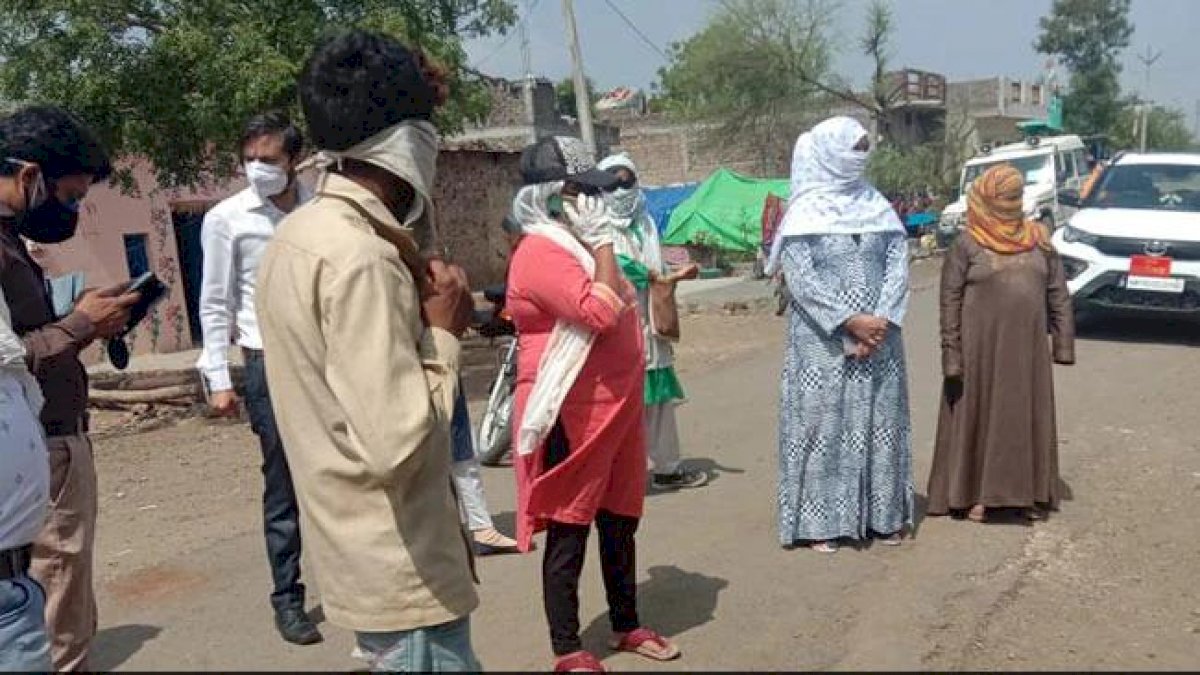एमपी में टीकाकरण अभियान में सुस्ती, अंधविश्वास में डूबा समाज टीके से डर रहा है एमपी में टीकाकरण अभियान में सुस्ती, अंधविश्वास में डूबा समाज टीके से डर रहा है