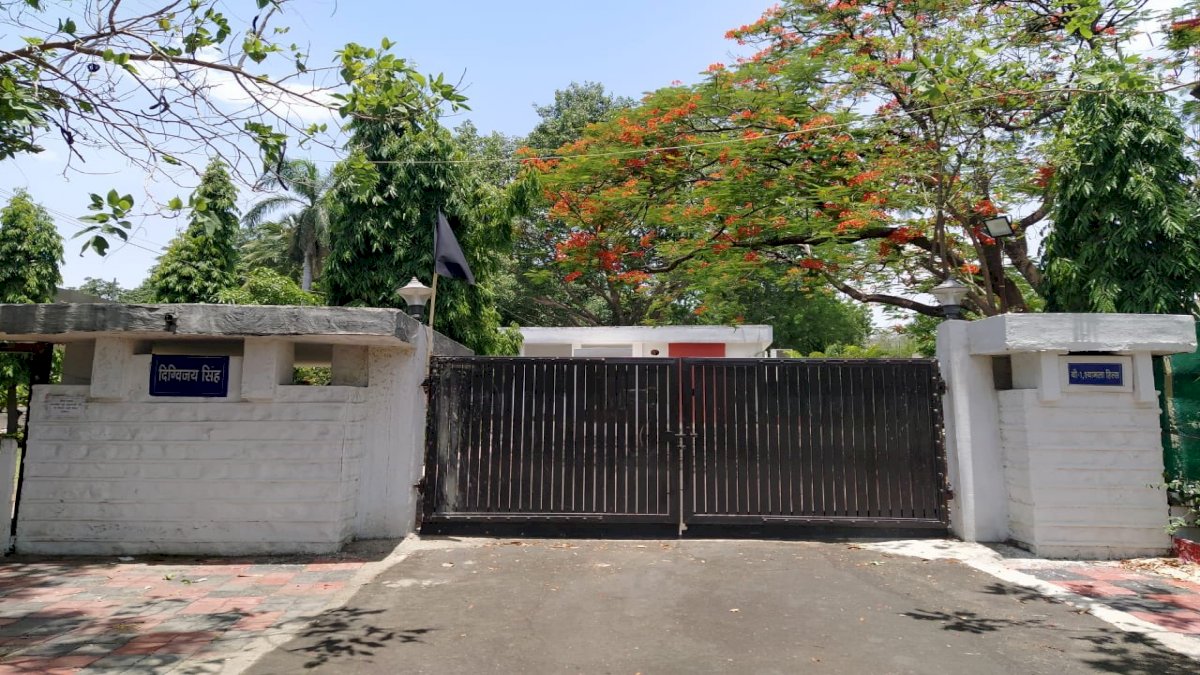 दिग्विजय सिंह ने घर के बाहर लगाया काला झंडा, किसानों के काला दिवस को समर्थन दिग्विजय सिंह ने घर के बाहर लगाया काला झंडा, किसानों के काला दिवस को समर्थन