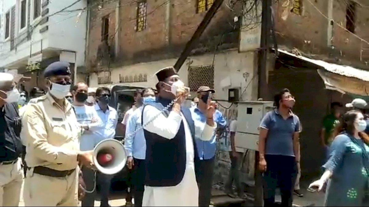 लॉकडाउन खुलवाने लाउड-स्पीकर लेकर सड़क पर उतरे मंत्री जी, संक्रमण दर में कमी लाने की अपील लॉकडाउन खुलवाने लाउड-स्पीकर लेकर सड़क पर उतरे मंत्री जी, संक्रमण दर में कमी लाने की अपील