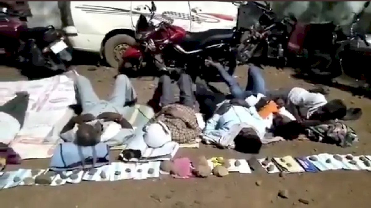 बैंक के सामने पासबुक रख कर रात भर ज़मीन पर लेटे रहे किसान, बैंक प्रबंधकों पर अपने परिचितों को पहले टोकन देने का लगा आरोप बैंक के सामने पासबुक रख कर रात भर ज़मीन पर लेटे रहे किसान, बैंक प्रबंधकों पर अपने परिचितों को पहले टोकन देने का लगा आरोप