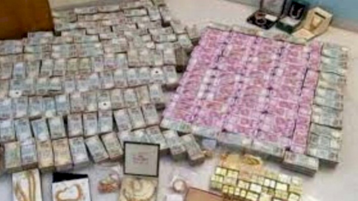 FCI के क्लर्क के घर CBI की छापेमारी में मिले 2.66 करोड़, एकाउंट और सिक्योरिटी मैनेजर घूस लेते रंगे हाथ गिरफ्तार FCI के क्लर्क के घर CBI की छापेमारी में मिले 2.66 करोड़, एकाउंट और सिक्योरिटी मैनेजर घूस लेते रंगे हाथ गिरफ्तार
