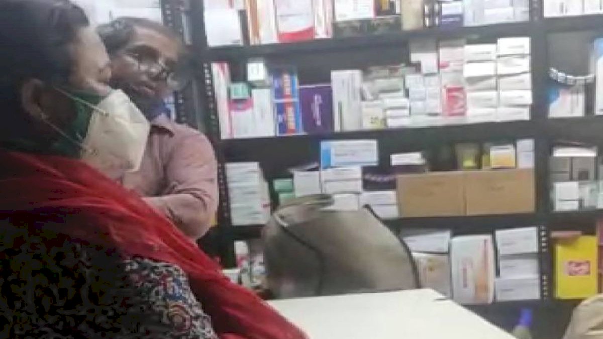 पहले पत्नी की मौत हुई फिर ईमान भी बेच डाला, ब्लैक फ़ंगस इंजेक्शन की ब्लैक मार्केटिंग करनेवाला गिरफ्तार पहले पत्नी की मौत हुई फिर ईमान भी बेच डाला, ब्लैक फ़ंगस इंजेक्शन की ब्लैक मार्केटिंग करनेवाला गिरफ्तार