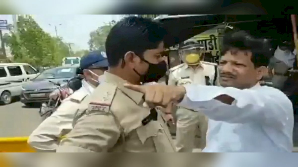 बेटा! तुम जानते नहीं हो मुझे, मेरी पार्टी की सरकार है, मास्क के लिए पूछने पर BJP नेता ने दिखाया धौंस बेटा! तुम जानते नहीं हो मुझे, मेरी पार्टी की सरकार है, मास्क के लिए पूछने पर BJP नेता ने दिखाया धौंस