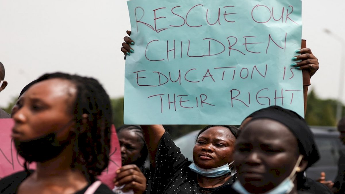 Nigeria में डाकुओं का आतंक, स्कूल से करीब 200 मासूम बच्चों को किया किडनैप, एक व्यक्ति की मौत Nigeria में डाकुओं का आतंक, स्कूल से करीब 200 मासूम बच्चों को किया किडनैप, एक व्यक्ति की मौत