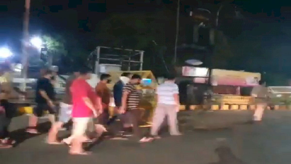 जबलपुर में देर रात होटल में छुप कर हो रही थी पार्टी, पुलिस ने शराबियों का निकाला पैदल मार्च जबलपुर में देर रात होटल में छुप कर हो रही थी पार्टी, पुलिस ने शराबियों का निकाला पैदल मार्च
