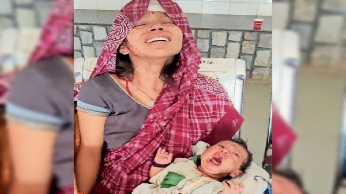 एम्बुलेंस चालक मरीज को बीच रास्ते में उतारकर भागा, मौके पर हुई टीबी मरीज की मौत एम्बुलेंस चालक मरीज को बीच रास्ते में उतारकर भागा, मौके पर हुई टीबी मरीज की मौत