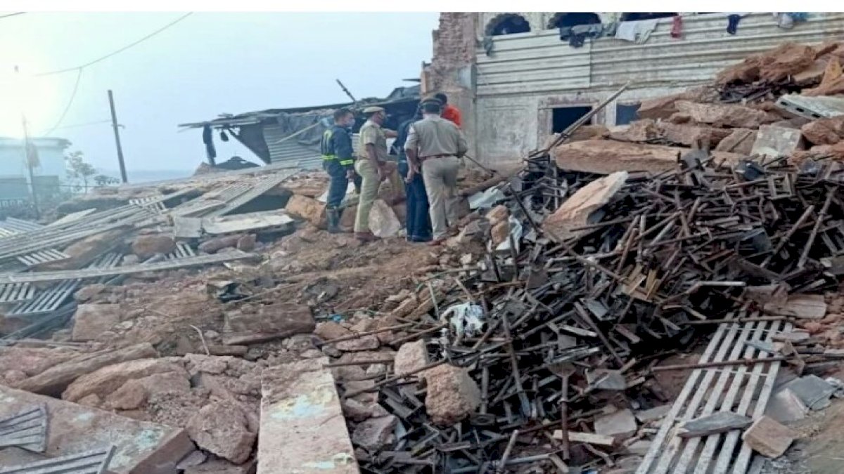 काशी विश्वनाथ कॉरिडोर में बड़ा हादसा, भरभराकर गिरा दो मंजिला मकान, 2 लोगों की मौत काशी विश्वनाथ कॉरिडोर में बड़ा हादसा, भरभराकर गिरा दो मंजिला मकान, 2 लोगों की मौत