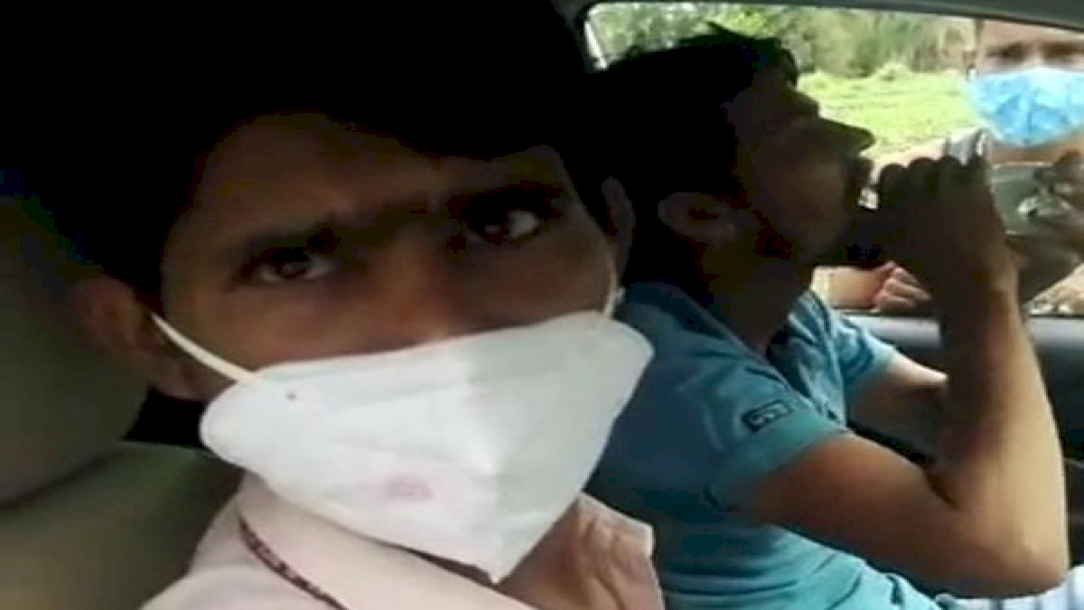 स्वास्थ्य मंत्री डॉ. प्रभुराम चौधरी की सरकारी गाड़ी में जमी शराब के शौकीनों की महफिल, छलके जाम स्वास्थ्य मंत्री डॉ. प्रभुराम चौधरी की सरकारी गाड़ी में जमी शराब के शौकीनों की महफिल, छलके जाम