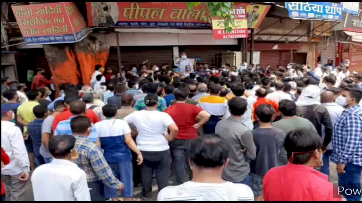 जबलपुर के फुहारा बाजार में व्यापारियों का हंगामा, चुनिंदा बाज़ारों को खोलने की अनुमति से नाराज़ जबलपुर के फुहारा बाजार में व्यापारियों का हंगामा, चुनिंदा बाज़ारों को खोलने की अनुमति से नाराज़