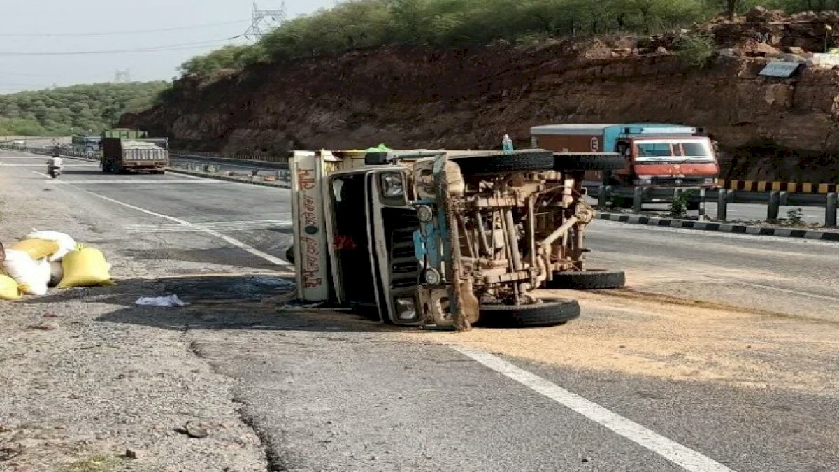 गेहूं से भरा लोडिंग वाहन पलटा , चार लोगों की मौत, छह घायल गेहूं से भरा लोडिंग वाहन पलटा , चार लोगों की मौत, छह घायल