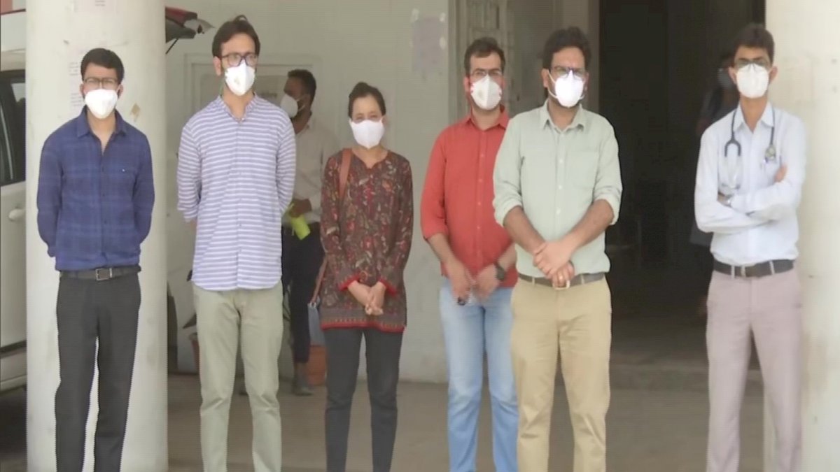 मध्य प्रदेश में जूनियर डाक्टरों की हड़ताल जारी, सरकार पर लगा जूडा के परिजनों को धमकाने का आरोप मध्य प्रदेश में जूनियर डाक्टरों की हड़ताल जारी, सरकार पर लगा जूडा के परिजनों को धमकाने का आरोप