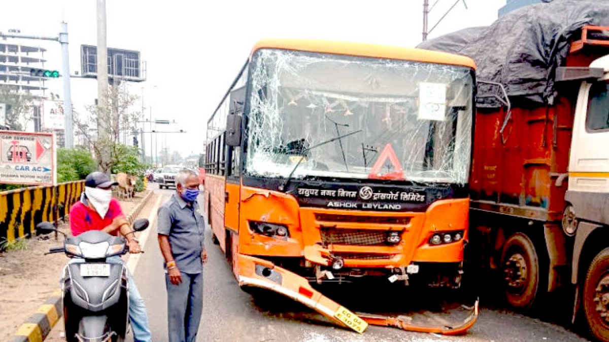रायपुर के VIP चौक पर दो बसों में भिडंत, मंत्रालय के कई कर्मचारी घायल रायपुर के VIP चौक पर दो बसों में भिडंत, मंत्रालय के कई कर्मचारी घायल