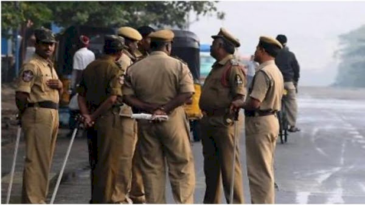 ऑन ड्यूटी मोबाइल का इस्तेमाल पड़ेगा भारी, मोबाइल का चस्का छुड़ाने के लिए सख्त फरमान जारी ऑन ड्यूटी मोबाइल का इस्तेमाल पड़ेगा भारी, मोबाइल का चस्का छुड़ाने के लिए सख्त फरमान जारी