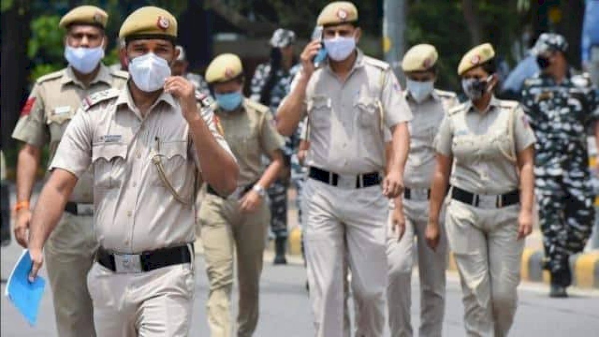 उत्तराखंड के 2 हज़ार से ज़्यादा पुलिसकर्मी हुए कोरोना संक्रमित, 90 फीसदी को लग चुकी थी वैक्सीन की दोनों खुराक उत्तराखंड के 2 हज़ार से ज़्यादा पुलिसकर्मी हुए कोरोना संक्रमित, 90 फीसदी को लग चुकी थी वैक्सीन की दोनों खुराक