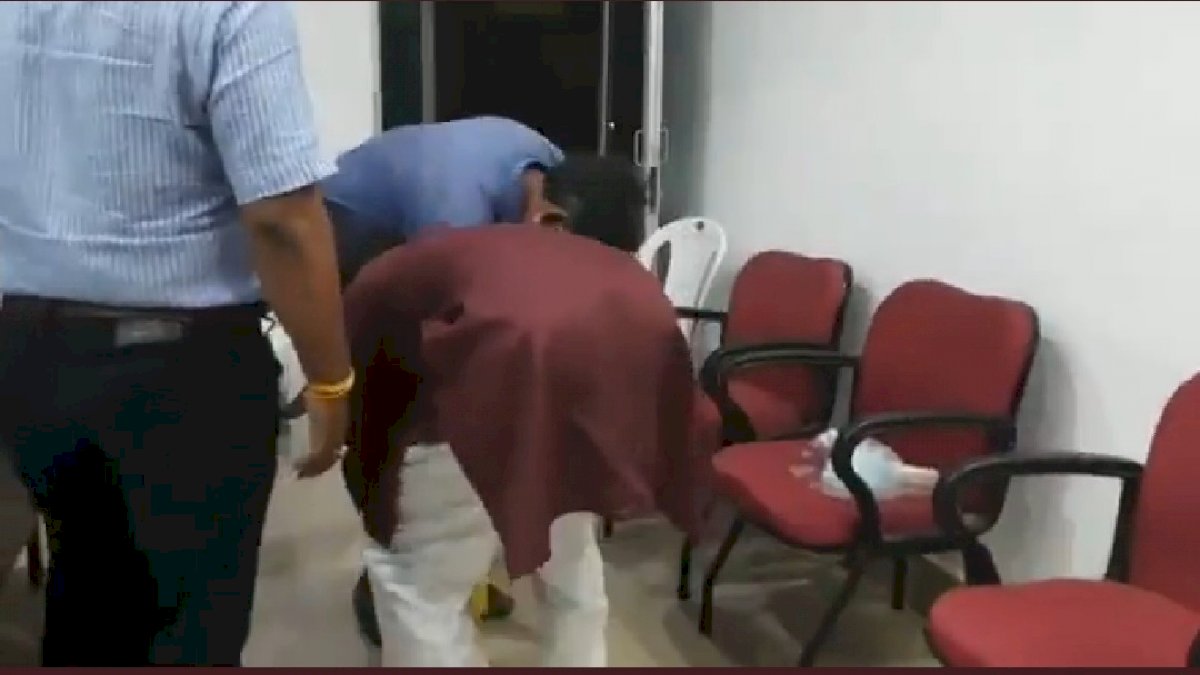क्षेत्र में बिजली की समस्या हल नहीं हुई तो बीजेपी विधायक ने छू लिए बिजली अधिकारी के पैर क्षेत्र में बिजली की समस्या हल नहीं हुई तो बीजेपी विधायक ने छू लिए बिजली अधिकारी के पैर