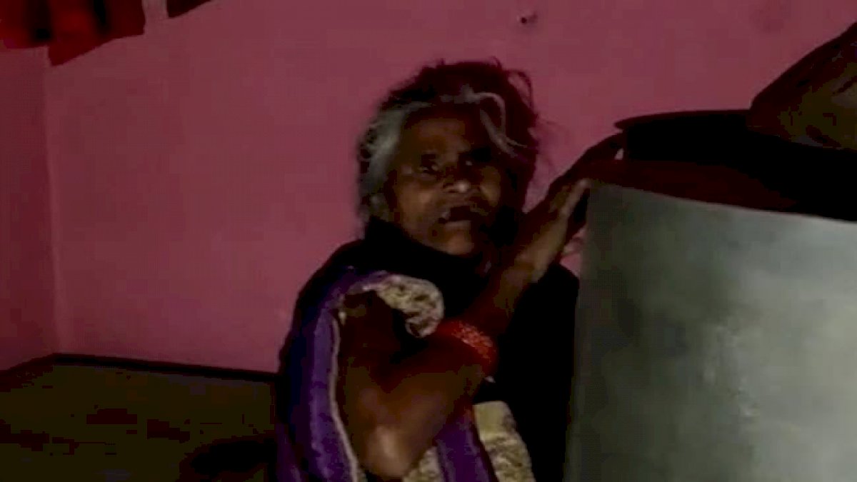 हम टीका ना लगवाई, वैक्सीन से डरकर ड्रम के पीछे छिपी दादी अम्मा, वीडियो वायरल हम टीका ना लगवाई, वैक्सीन से डरकर ड्रम के पीछे छिपी दादी अम्मा, वीडियो वायरल