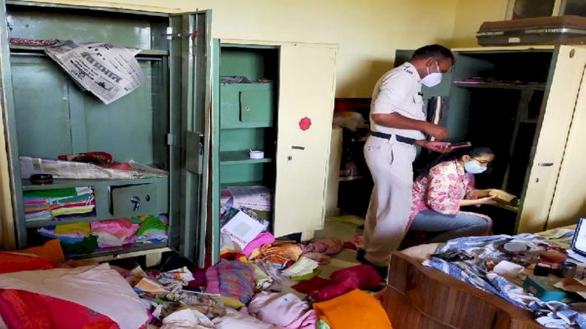 सूने किले में सेंधमारी, 20 लाख की चोरी, सोने-चांदी के साथ साथ विलायती शराब पर भी डाका सूने किले में सेंधमारी, 20 लाख की चोरी, सोने-चांदी के साथ साथ विलायती शराब पर भी डाका