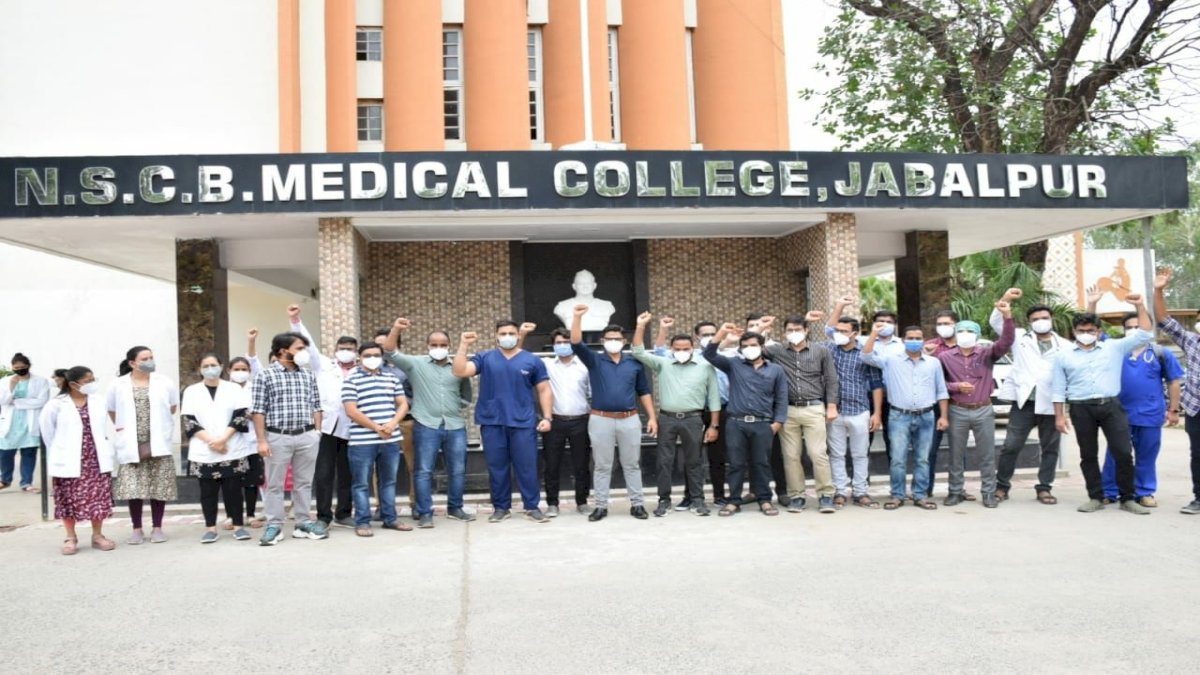 हाईकोर्ट ने जूनियर डॉक्टरों की हड़ताल को कहा अवैध, 24 घंटे में ड्यूटी पर हाजिर होने का आदेश हाईकोर्ट ने जूनियर डॉक्टरों की हड़ताल को कहा अवैध, 24 घंटे में ड्यूटी पर हाजिर होने का आदेश