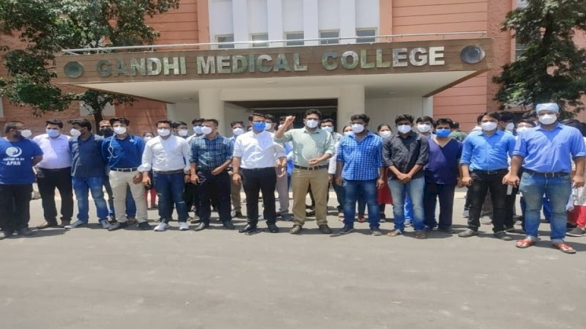 मध्यप्रदेश के 3000 जूनियर डॉक्टरों ने दिया सामूहिक इस्तीफा, फ़्लैशलाइट में निकाला मार्च मध्यप्रदेश के 3000 जूनियर डॉक्टरों ने दिया सामूहिक इस्तीफा, फ़्लैशलाइट में निकाला मार्च