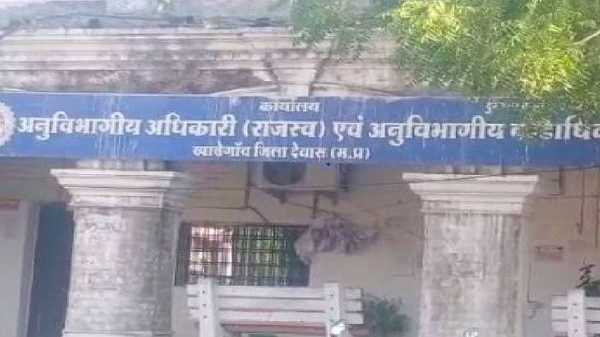 महिला फूड इंस्पेक्टर ने एसडीएम पर लगाया अश्लील मेसेज भेजने का आरोप, जांच शुरू महिला फूड इंस्पेक्टर ने एसडीएम पर लगाया अश्लील मेसेज भेजने का आरोप, जांच शुरू
