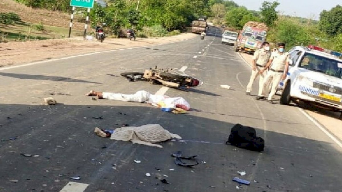 हाईवे पर ट्रक ने बाइक को मारी टक्कर, माता-पिता और ढाई साल के बेटे की मौत हाईवे पर ट्रक ने बाइक को मारी टक्कर, माता-पिता और ढाई साल के बेटे की मौत
