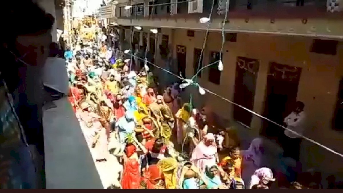 रतलाम में आयोजित की गई कलश यात्रा, भारी भीड़ जुटने से इलाके में मचा हड़कंप रतलाम में आयोजित की गई कलश यात्रा, भारी भीड़ जुटने से इलाके में मचा हड़कंप