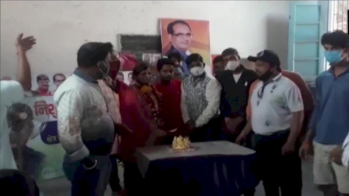 बीजेपी नेता ने कोविड वैक्सीनेशन सेंटर में मनाया बर्थडे, समर्थकों के साथ धूमधाम से काटा केक बीजेपी नेता ने कोविड वैक्सीनेशन सेंटर में मनाया बर्थडे, समर्थकों के साथ धूमधाम से काटा केक