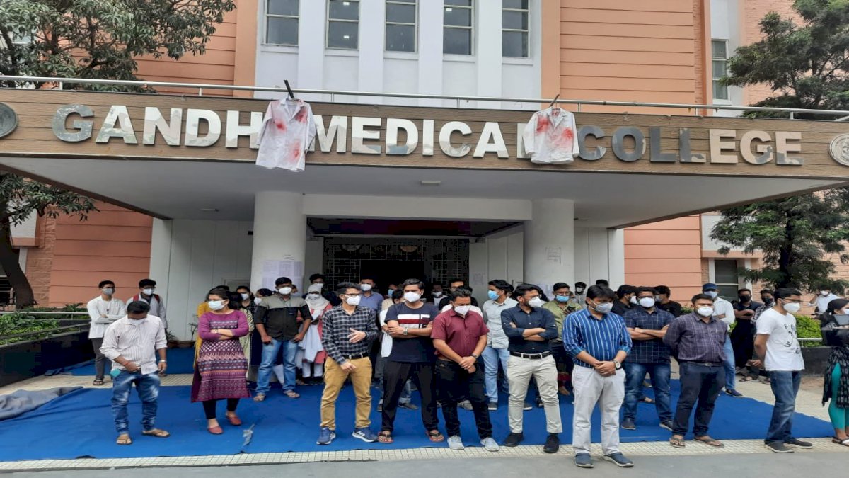 कोरोना योद्धाओं के आंदोलन को कुचलने में जुटी शिवराज सरकार, डॉक्टरों को होस्टल खाली करने का फरमान कोरोना योद्धाओं के आंदोलन को कुचलने में जुटी शिवराज सरकार, डॉक्टरों को होस्टल खाली करने का फरमान