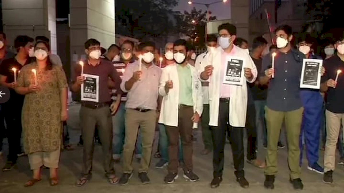मध्यप्रदेश JUDA के समर्थन में उतरे दिल्ली एम्स और सफदरजंग अस्पताल के डॉक्टर्स मध्यप्रदेश JUDA के समर्थन में उतरे दिल्ली एम्स और सफदरजंग अस्पताल के डॉक्टर्स