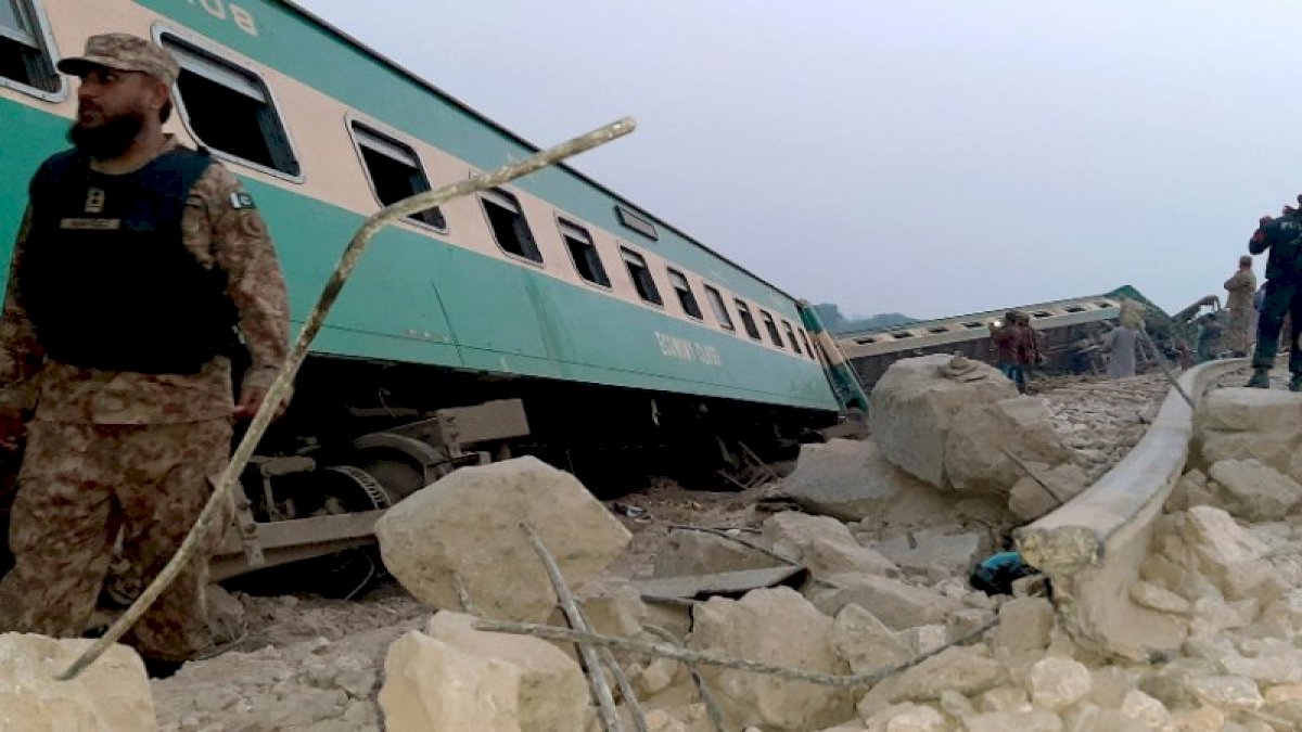 पाकिस्तान में भीषण रेल हादसा, दो ट्रेनें टकराई, करीब 50 लोगों की मौत पाकिस्तान में भीषण रेल हादसा, दो ट्रेनें टकराई, करीब 50 लोगों की मौत