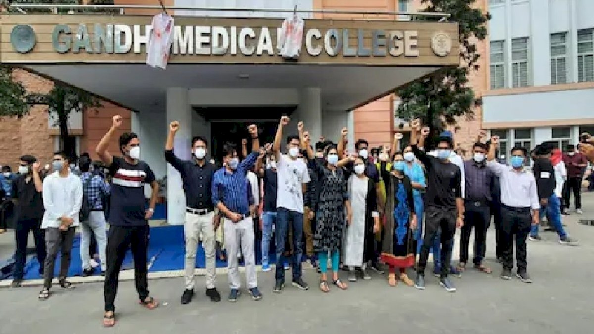 मध्यप्रदेश में जूनियर डॉक्टरों में पड़ी फूट, ग्वालियर और रीवा में हड़ताल खत्म होने के बाद भोपाल में भी हड़ताल खत्म मध्यप्रदेश में जूनियर डॉक्टरों में पड़ी फूट, ग्वालियर और रीवा में हड़ताल खत्म होने के बाद भोपाल में भी हड़ताल खत्म
