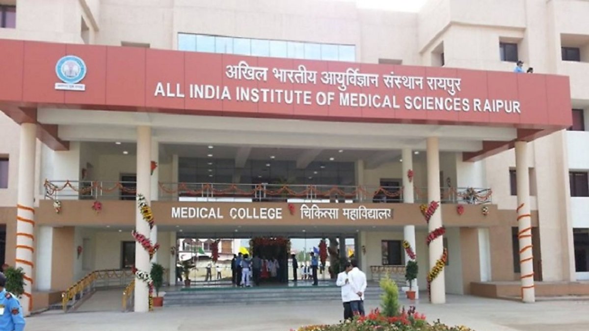 रायपुर एम्स में कोरोना संक्रमित मरीज के शव से गहने चोरी, मां की आखिरी निशानी के लिए महीने भर से भटक रहा बेटा रायपुर एम्स में कोरोना संक्रमित मरीज के शव से गहने चोरी, मां की आखिरी निशानी के लिए महीने भर से भटक रहा बेटा