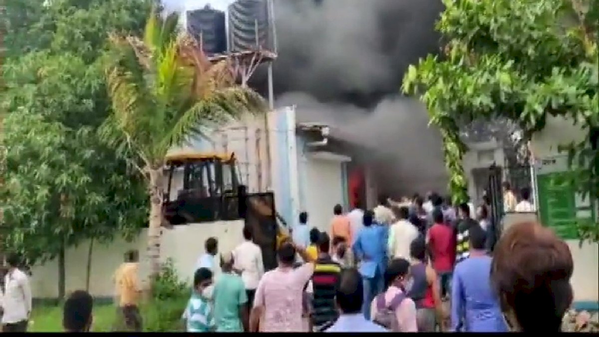 सैनिटाइज़र बनानेवाली पुणे की केमिकल फ़ैक्ट्री में आग, 18 लोगों की मौत सैनिटाइज़र बनानेवाली पुणे की केमिकल फ़ैक्ट्री में आग, 18 लोगों की मौत