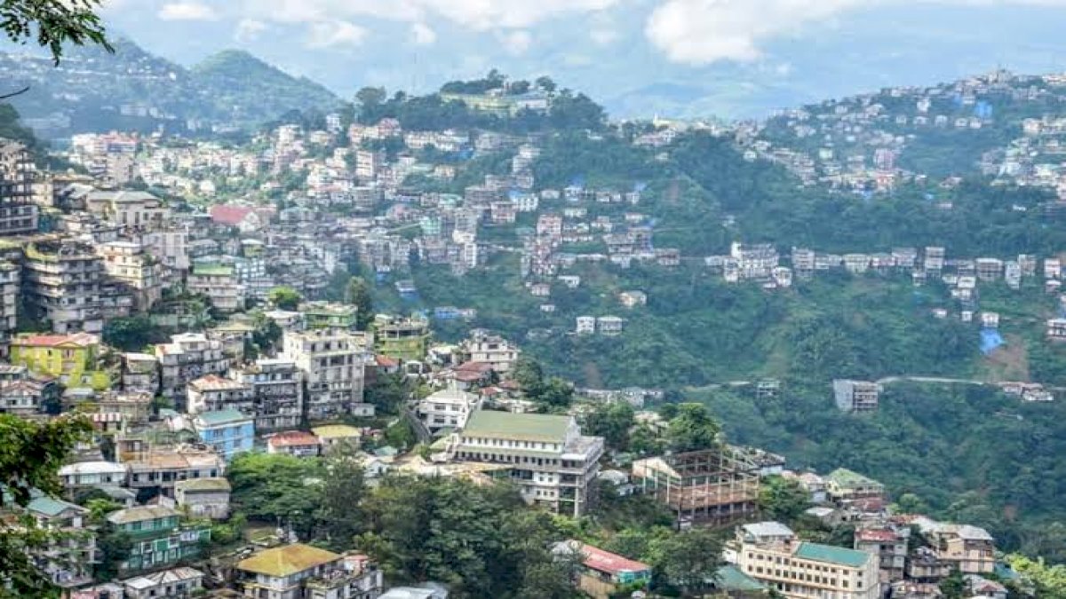 मिज़ोरम के एक गांव में नहीं है इंटरनेट की सुविधा, ऑनलाइन परीक्षा देने के लिए पहाड़ी चढ़ रहे हैं छात्र मिज़ोरम के एक गांव में नहीं है इंटरनेट की सुविधा, ऑनलाइन परीक्षा देने के लिए पहाड़ी चढ़ रहे हैं छात्र