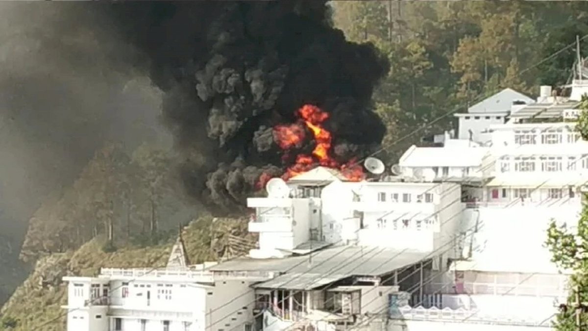 वैष्णो देवी मंदिर परिसर के कैश काउंटर में लगी आग, बड़ी संख्या में नोट जलने की आशंका वैष्णो देवी मंदिर परिसर के कैश काउंटर में लगी आग, बड़ी संख्या में नोट जलने की आशंका