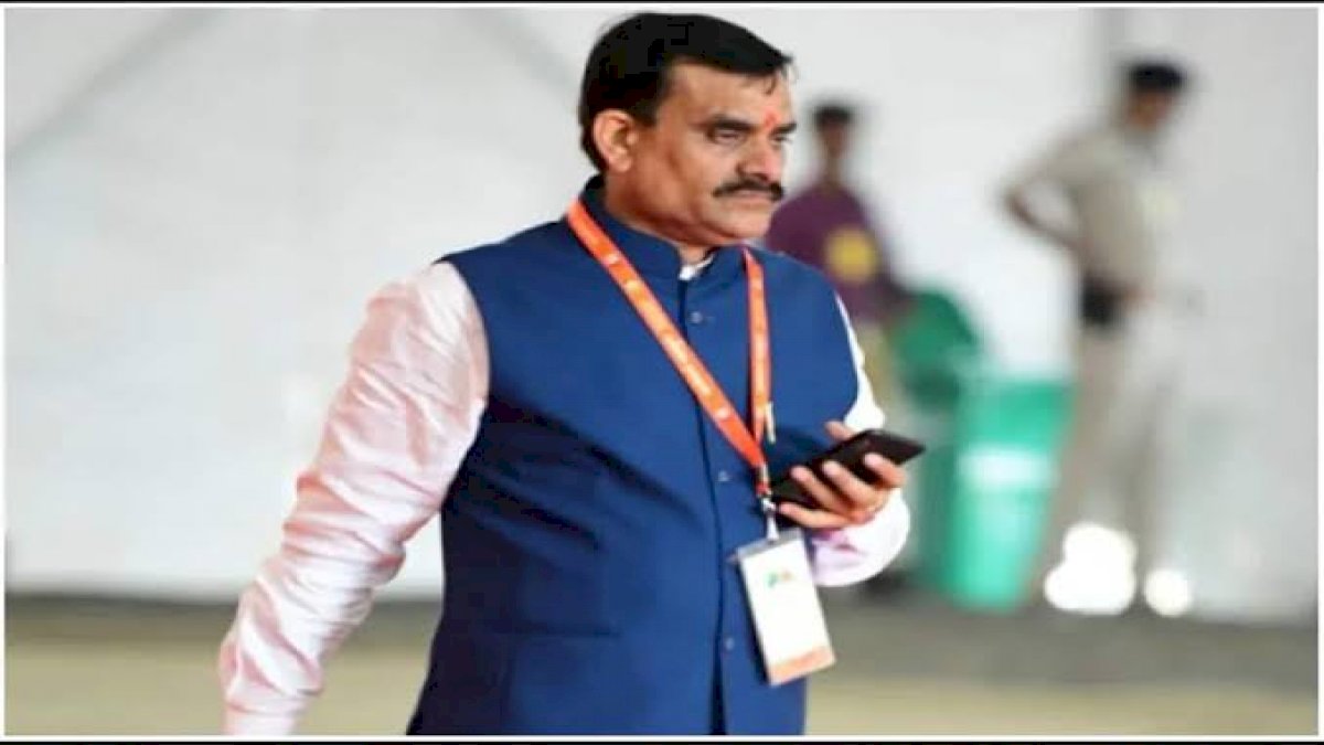 भारी विरोध के बाद बीजेपी ने हटाई कार्यसमिति की सूची, अपने नेताओं के नाम के आगे लिख दी थी जाति भारी विरोध के बाद बीजेपी ने हटाई कार्यसमिति की सूची, अपने नेताओं के नाम के आगे लिख दी थी जाति