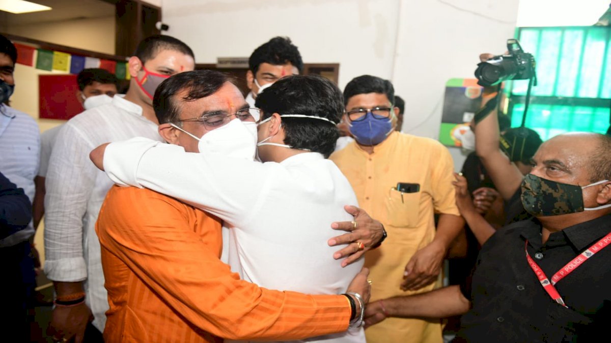 भोपाल पहुंचते ही सिंधिया ने वीडी शर्मा से की मुलाकात, कांग्रेस ने शिवराज को सावधान हो जाने की दी हिदायत भोपाल पहुंचते ही सिंधिया ने वीडी शर्मा से की मुलाकात, कांग्रेस ने शिवराज को सावधान हो जाने की दी हिदायत