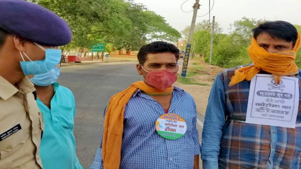 टीका लेने वाले लोगों का एमपी पुलिस कर रही है सम्मान, लोगों को लगाया देशभक्ति का बैज टीका लेने वाले लोगों का एमपी पुलिस कर रही है सम्मान, लोगों को लगाया देशभक्ति का बैज