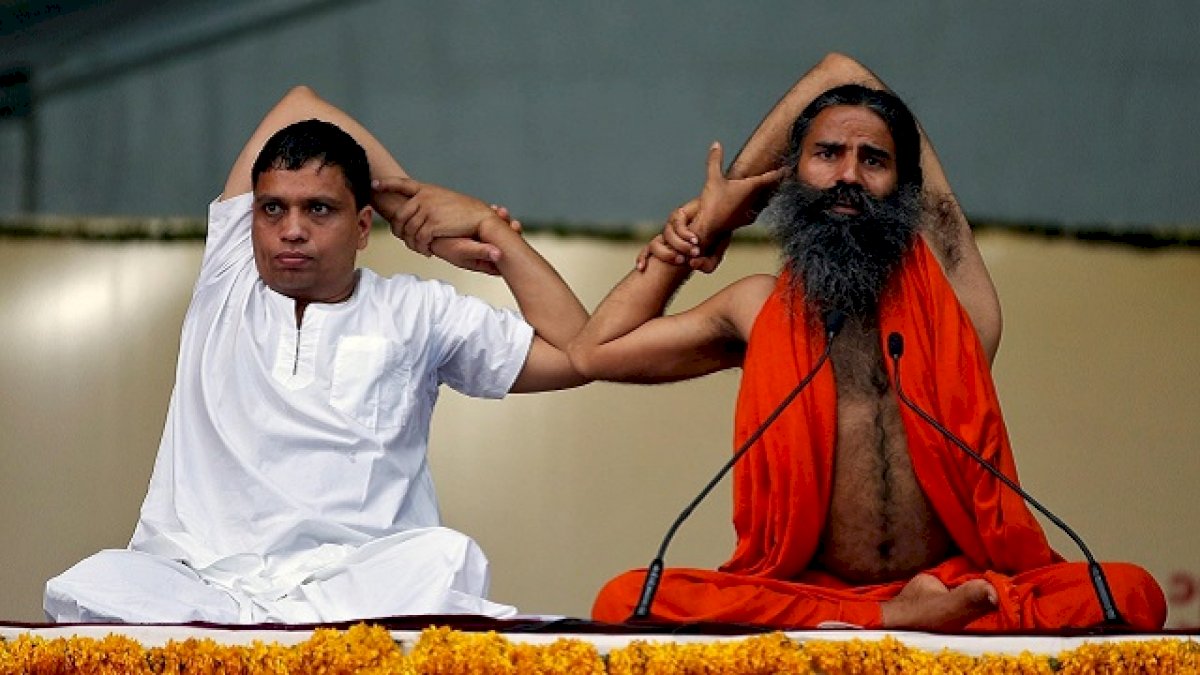 रामदेव ने मारी पलटी, खुद भी कोरोना वैक्सीन लेंगे, डॉक्टरों को बताया भगवान का दूत रामदेव ने मारी पलटी, खुद भी कोरोना वैक्सीन लेंगे, डॉक्टरों को बताया भगवान का दूत