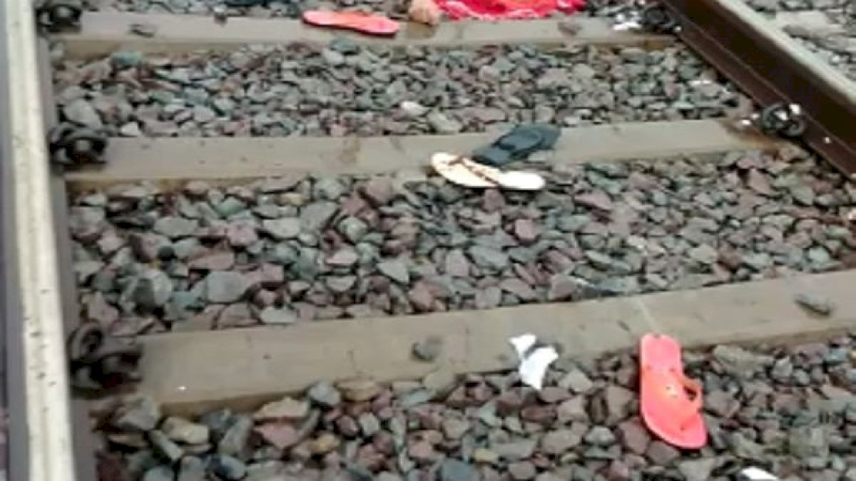 शराबी पति से परेशान महिला ने पांच बेटियों संग की खुदकुशी, रेलवे ट्रैक पर बिखरे मिले शव शराबी पति से परेशान महिला ने पांच बेटियों संग की खुदकुशी, रेलवे ट्रैक पर बिखरे मिले शव