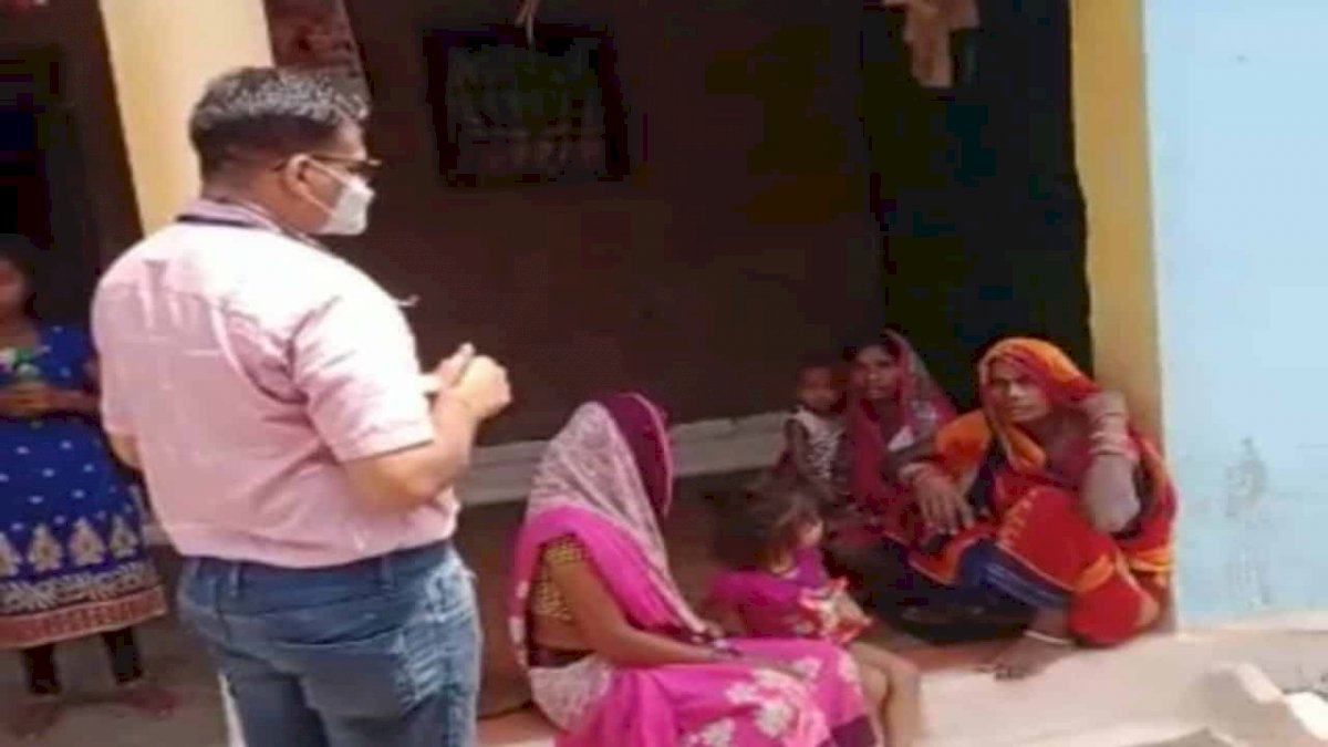 जबलपुर में कोरोना वैक्सीनेशन के लिए जागरुक करने गए डॉक्टर पर भड़की ग्रामीण महिलाएं, वीडियो वायरल जबलपुर में कोरोना वैक्सीनेशन के लिए जागरुक करने गए डॉक्टर पर भड़की ग्रामीण महिलाएं, वीडियो वायरल