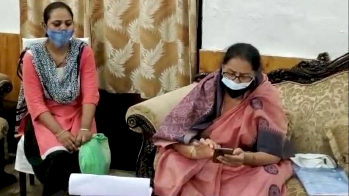 लड़कियों को न दें मोबाइल, बॉयफ्रेंड के साथ भाग जाती हैं, यूपी महिला आयोग की मेंबर का विवादित बयान लड़कियों को न दें मोबाइल, बॉयफ्रेंड के साथ भाग जाती हैं, यूपी महिला आयोग की मेंबर का विवादित बयान
