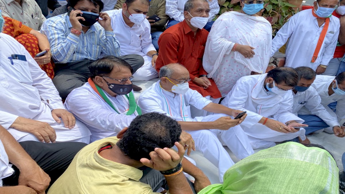 महंगाई और पेट्रोल, डीजल की बढ़ती कीमतों के खिलाफ कांग्रेस का प्रदेशव्यापी प्रदर्शन महंगाई और पेट्रोल, डीजल की बढ़ती कीमतों के खिलाफ कांग्रेस का प्रदेशव्यापी प्रदर्शन