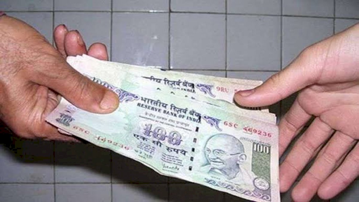 किसान से दस हज़ार रुपए की रिश्वत लेते धराया कृषि विभाग का अधिकारी, लोकायुक्त ने रंगे हाथ पकड़ा किसान से दस हज़ार रुपए की रिश्वत लेते धराया कृषि विभाग का अधिकारी, लोकायुक्त ने रंगे हाथ पकड़ा