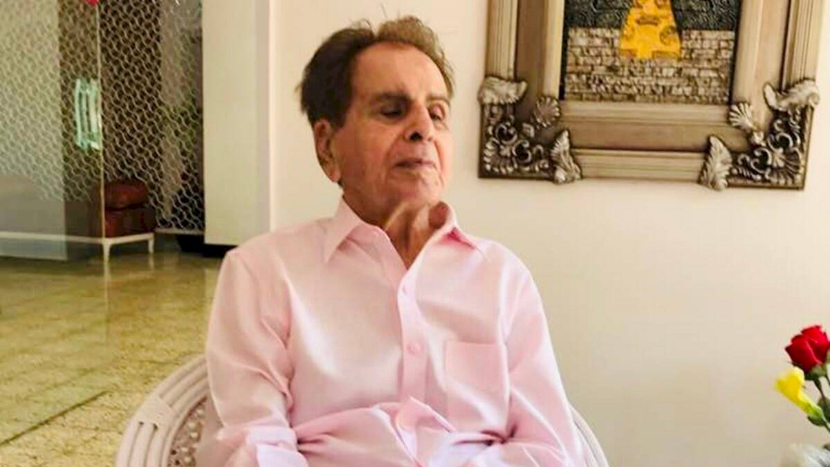 अस्पताल से घर पहुंचे दिलीप कुमार, पत्नी सायरा बानो ने कहा रंग लाईं फैंस की दुआएं अस्पताल से घर पहुंचे दिलीप कुमार, पत्नी सायरा बानो ने कहा रंग लाईं फैंस की दुआएं