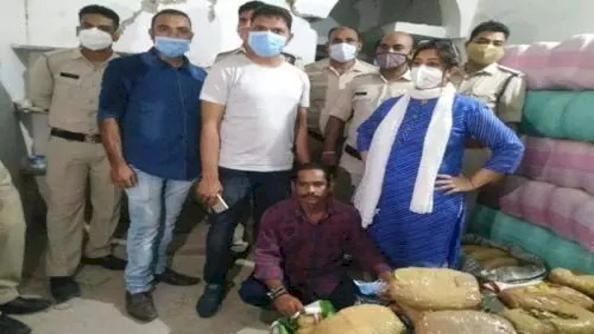 बिलासपुर में 80 लाख रुपए के गांजे के साथ आरोपी गिरफ्तार, इमरजेंसी कोरोना सर्विस की आड़ में करता था तस्करी बिलासपुर में 80 लाख रुपए के गांजे के साथ आरोपी गिरफ्तार, इमरजेंसी कोरोना सर्विस की आड़ में करता था तस्करी