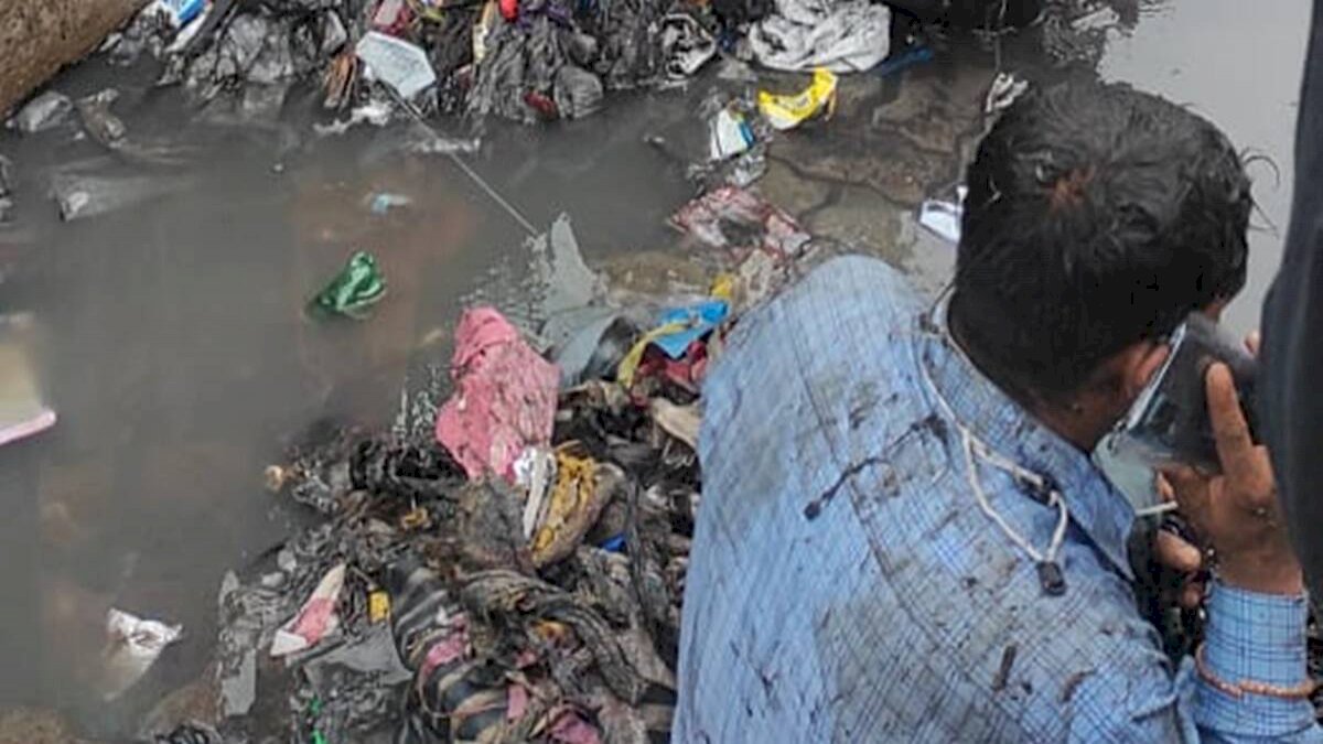 ठेकेदार को गंदे पानी में बैठाकर डाला नाली का कचरा, जलजमाव होने पर MLA ने दी सजा ठेकेदार को गंदे पानी में बैठाकर डाला नाली का कचरा, जलजमाव होने पर MLA ने दी सजा