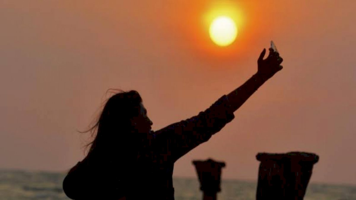 सेल्फी के चक्कर में मेडिकल छात्रा की गई जान, इंदौर के ओवरब्रिज से फिसला पैर सेल्फी के चक्कर में मेडिकल छात्रा की गई जान, इंदौर के ओवरब्रिज से फिसला पैर